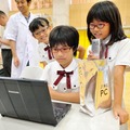 JINS PC for kidsを使用する四天王寺学園小学校の児童