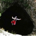 ガートナー。2004年、クロアチアの深さ623 フィート（約190m）の洞窟内へベース ジャンプを成功させる。