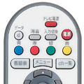 DT400付属のリモコン。
上部に各種設定ボタン、その下に放送切り替えボタン、下部に選局など通常のリモコン機能のボタンが配されている。