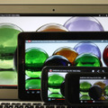 奥から順にMacBook Air、SC-01E、GALAXY SIII、iPhone5。SC-01Eは緑や青の彩色が一番クッキリと出ている