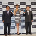 写真左から、サムスン電子ジャパン石井圭介専務、押切もえさん、趙洪植CEO