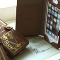 「Disney Old Book Case for iPhone5」の利用イメージ（iPhone 5は別売）