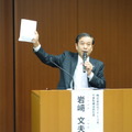 12月に導入予定のフェムトセルを手に説明するNTTドコモ 岩崎副社長