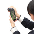 「12倍望遠レンズ for iPhone5」（型番：ZOREFIP5）で望遠撮影をするイメージ（iPhone 5は別売）