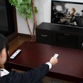 テレビに接続したiPhone/iPadをリモコン操作するイメージ