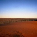夕日が照らすロマンチックな赤砂漠……シンプソン砂漠 / オーストラリア