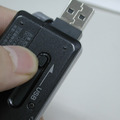 USB端子が底部に隠れている。背面のつまみをスライドさせると現れる