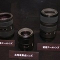 　ソニーブースのαシリーズ展示コーナーの一角には、α100の実機展示に加え、参考出品としてαシリーズのハイアマチュア向けモデルとフラッグシップモデルの2機種、および交換用レンズ8本が展示されている。