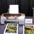 　エプソンブースでは、同社のカラープリンタPXシリーズやストレージビューア「P-5000」などが展示されている。
