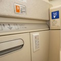 ビジネスクラスとファーストクラスのトイレには温水洗浄機能付き便座を装備