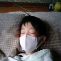 マスクを付けて就寝する子どもの様子のイメージ