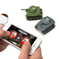 「ラジ・コンバット USB 戦車RC」をiPhoneで操作するイメージ（iPhoneは別売）