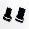 「Samsung Galaxy S3 USB Cradle with HDMI」（左）とGALAXY Note II用「Samsung Galaxy Note2 USB Cradle with HDMI」（右）（GALAXYは別売）