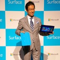 3月15日発売の新型タブレット「Surface RT」を手にする、日本マイクロソフトの樋口泰行社長