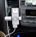 車内でiPodを接続した様子