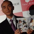 イメージング事業部の山元正人部長。手にするはYear Albumで作り上げたフォトブック。