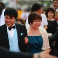 第5回沖縄国際映画祭でノンスタイルが女性をエスコート