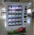 東京メトロ、カットりんご自販機を駅に設置