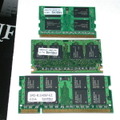 写真は全てDDR2対応の製品。上からDDR2 Micro-DIMM（172pin）／DDR2 Micro-DIMM（214pin）／DDR2 SO-DIMM（200pin）。今回価格調査の対象としたのはPanasonic／Let's noteシリーズを除く、ほぼ主要メーカー現行モデルが採用するDDR2 SO-DIMM（200pin）だ