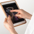 「iPad mini用木製ケース」（型番：EEA-YW0932）の利用イメージ（iPad miniは別売）