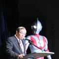 ウルトラマンとともに発表する大岡社長