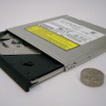 　パナソニック コミュニケーションズは5日、世界最薄のノートPC用内蔵型DVDスーパーマルチドライブを発表。OEM製品としてPCメーカーに出荷を開始したという。
