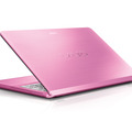 天板には細かいラインの入ったヘアライン加工のアルミを採用「VAIO Fit 15」