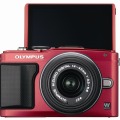 OLYMPUS PEN Lite E-PL6(レッド)正面 モニターチルト