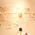 酒井景都さん自筆の詩や下絵が展示されている