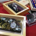 霧絵師・美呼氏の作品「KIRIE」。樹脂を何層にも重ねて絵を描き、さらに金箔や螺鈿を用いて深みのある絵を描く