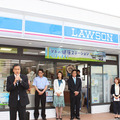 店舗のオープンにあたり、挨拶を行うローソン代表執行役員 COOの玉塚元一氏（左側）