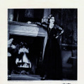 パリ・リッツホテルのスイートにて佇むガブリエル・シャネル。1937年のハーパースバザーにて使用された「N°5」初めての広告ビジュアル