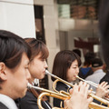 楽団による演奏と共に開店