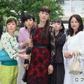 「ショムニ2013」初回放送に出演するオリジナルメンバー（左から戸田恵子、京野ことみ、江角マキコ、高橋由美子、櫻井淳子）