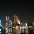 船からだと、海面に反射する横浜の夜景を見れる