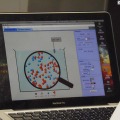 教材として使われてフリーのインタラクティブ・シミュレーションソフト「PhET」、イオン化される様子をルーペツールで観察