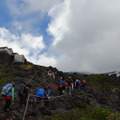 大勢の登山客でにぎわう登山道