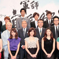 2014年NHK大河ドラマ「軍師官兵衛」キャスト発表会見／後列向かって左から：田中圭（石田三成役）、濱田岳（栗山善助役）、速水もこみち（母里太兵衛役）、高橋一生（井上九郎右衛門役）、塚本高史（後藤又兵衛役）、永井大（母里武兵衛役）。中列：吹越満（足利義昭役）、春風亭小朝（明智光秀役）、竜雷太（黒田重隆役）、塩見三省（母里小兵衛役）、田中哲司（荒木村重役）。前列：吉本実憂（栄姫役）、桐谷美玲（だし役）、内田有紀（お濃役）、高岡早紀（お紺役）、南沢奈央（おたつ役）