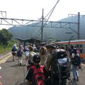 御岳駅で降りる家族連れ