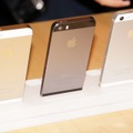 iPhone5sの背面は、スペースグレー、シルバー、ゴールドの3色、金色のモデルはシャンパンゴールドで控えめな印象。