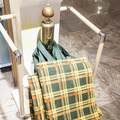 伊勢丹新宿店のアイコンであるタータンチェックのショッパーを模した布製バッグ