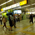 帰宅ラッシュ時の新宿駅