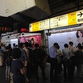 混雑する新宿駅、iPhone 5sが最も快適なキャリアは？