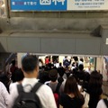 混雑する新宿駅、iPhone 5sが最も快適なキャリアは？