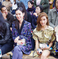 ケンゾー14SSコレクションショーに出席したタレントのローラさん（右）とモデルで女優のTAOさん（左）