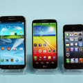 iPhone5、GALAXY Note2とのサイズ比較。ちょうど中間ぐらいの端末サイズながらディスプレイはGALAXY Note2に近い。