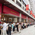 松坂屋銀座店の最終セールには約300人が並んだ