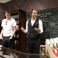 スタッフに向けて商品説明をするデザイナーのマーカス・ウェインライト(左)とデヴィッド・ネヴィル(右)