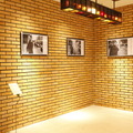 伊勢丹新宿店２階でもステージ同様、モノクロの写真が飾られている