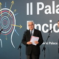 ベネチア・ビエンナーレ記者発表会でのMassimiliano Gioni（右）。左はイベント代表のPaolo Baratta